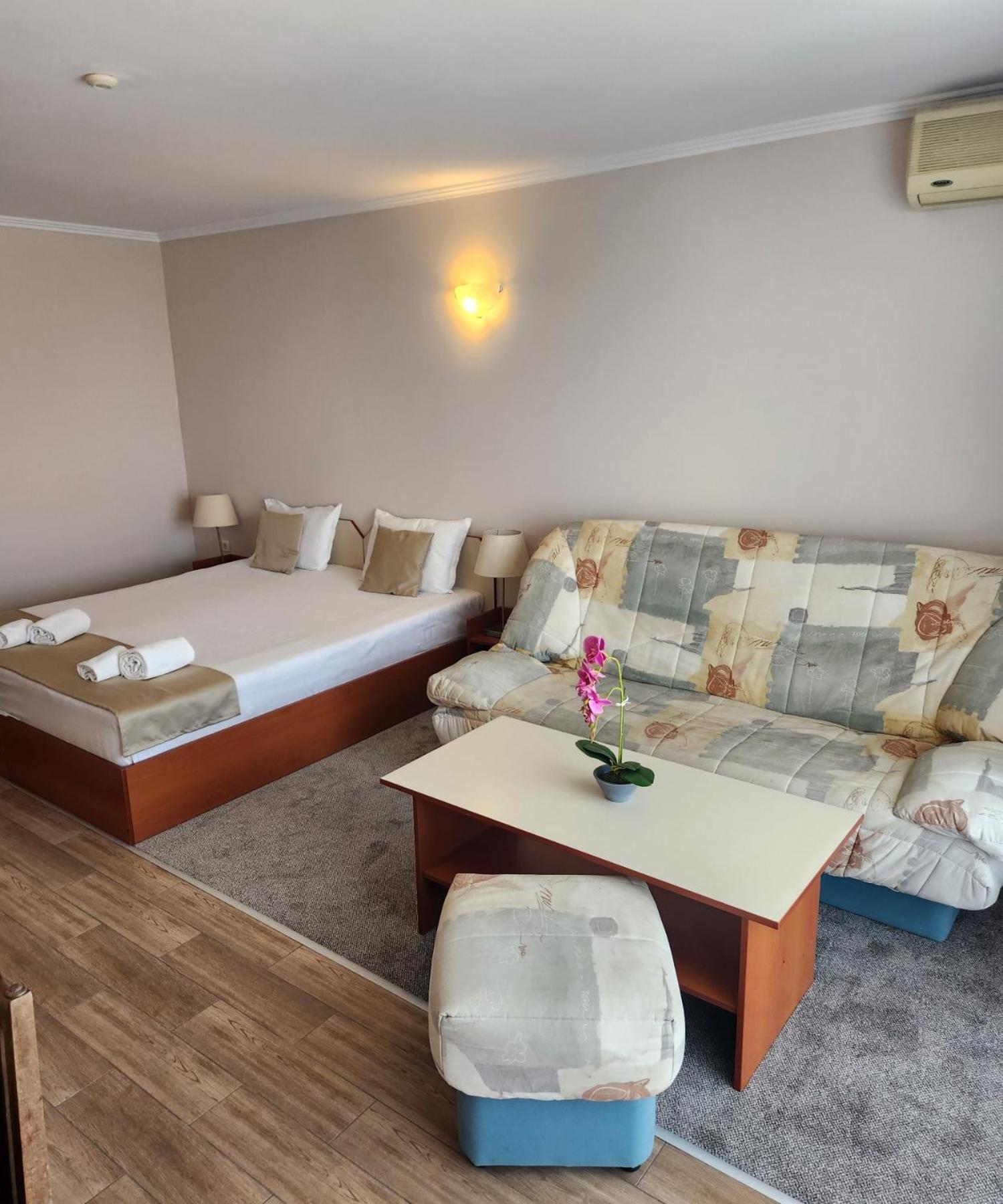 Mirana Family Hotel Burgas Stad Buitenkant foto